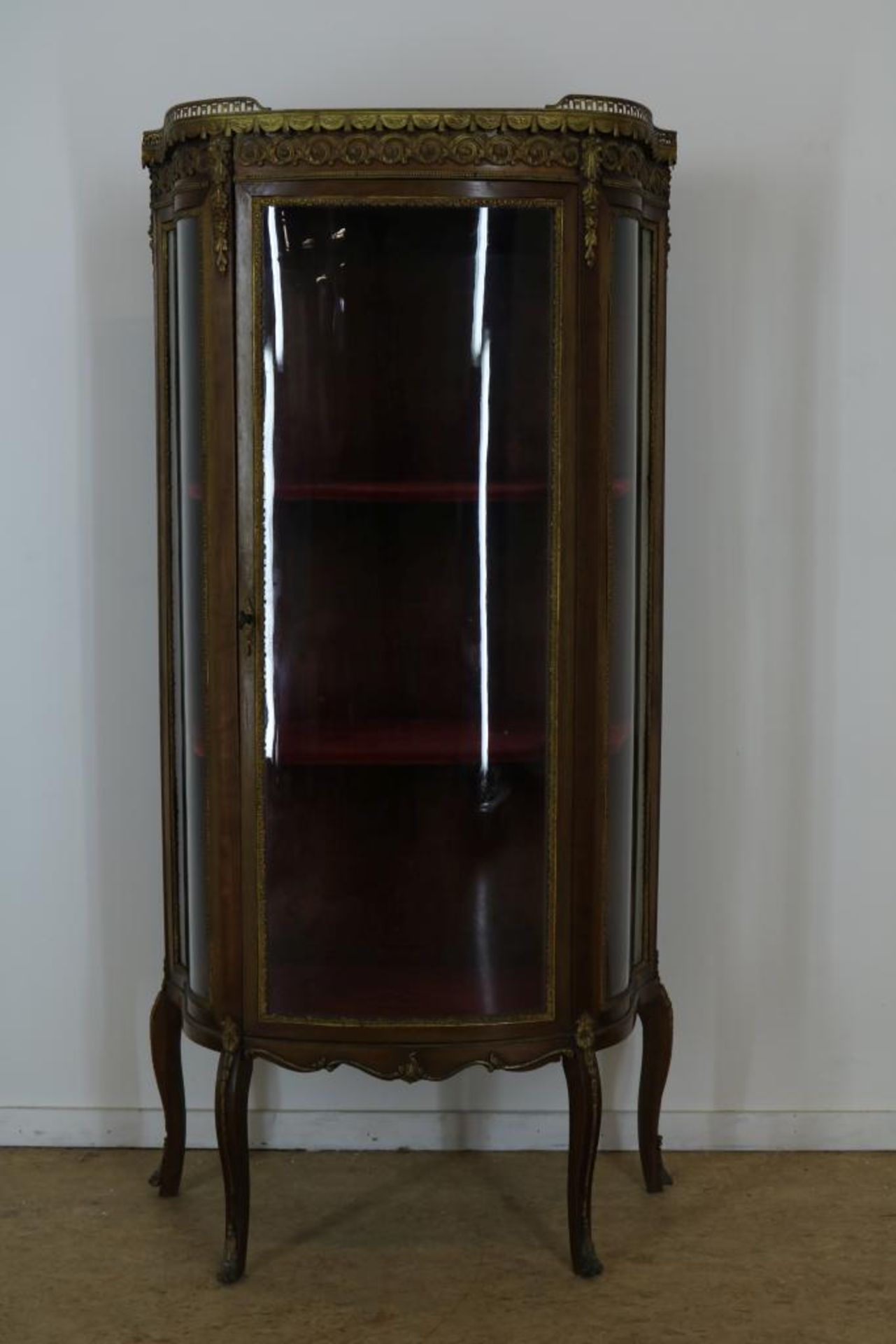 Mahogany Louis XV-style vitrine with one glass door.Mahonie Louis XV-stijl pronkvitrine met marmeren