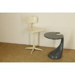 Lot of a white lacquered work chair and gray plastic stool.Lot van een witgelakte werkstoel en grijs