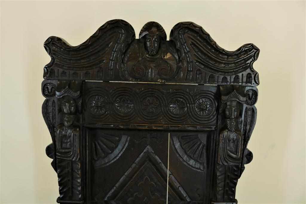 Oak wainscott chair with carving to the back, England 17th century.Eiken rijkgestoken armstoel, zgn. - Image 2 of 3