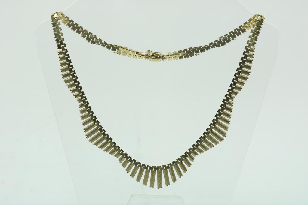 A yellow gold necklace, 585/000, gross w. 34,5gr, length 46cm.Een geelgouden spijltjes collier,