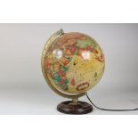 Polychroom globe op houten voet, fabrikaat Scan-Globe Denmark 1992 h.40 cm.