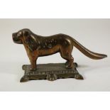 Bronzen notenkraker als hond op basement, h. 15 cm.