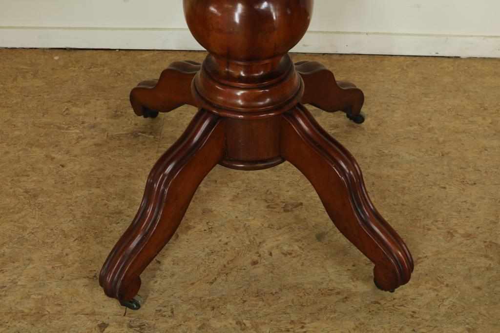 Mahonie Biedermeier tafel op 4-sprant, 19e eeuw, h. 76, br. 100, d. 80 cm. - Image 3 of 4