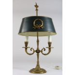 Deels bronzen bouillote tafellamp met groene kap, h. 55 cm.