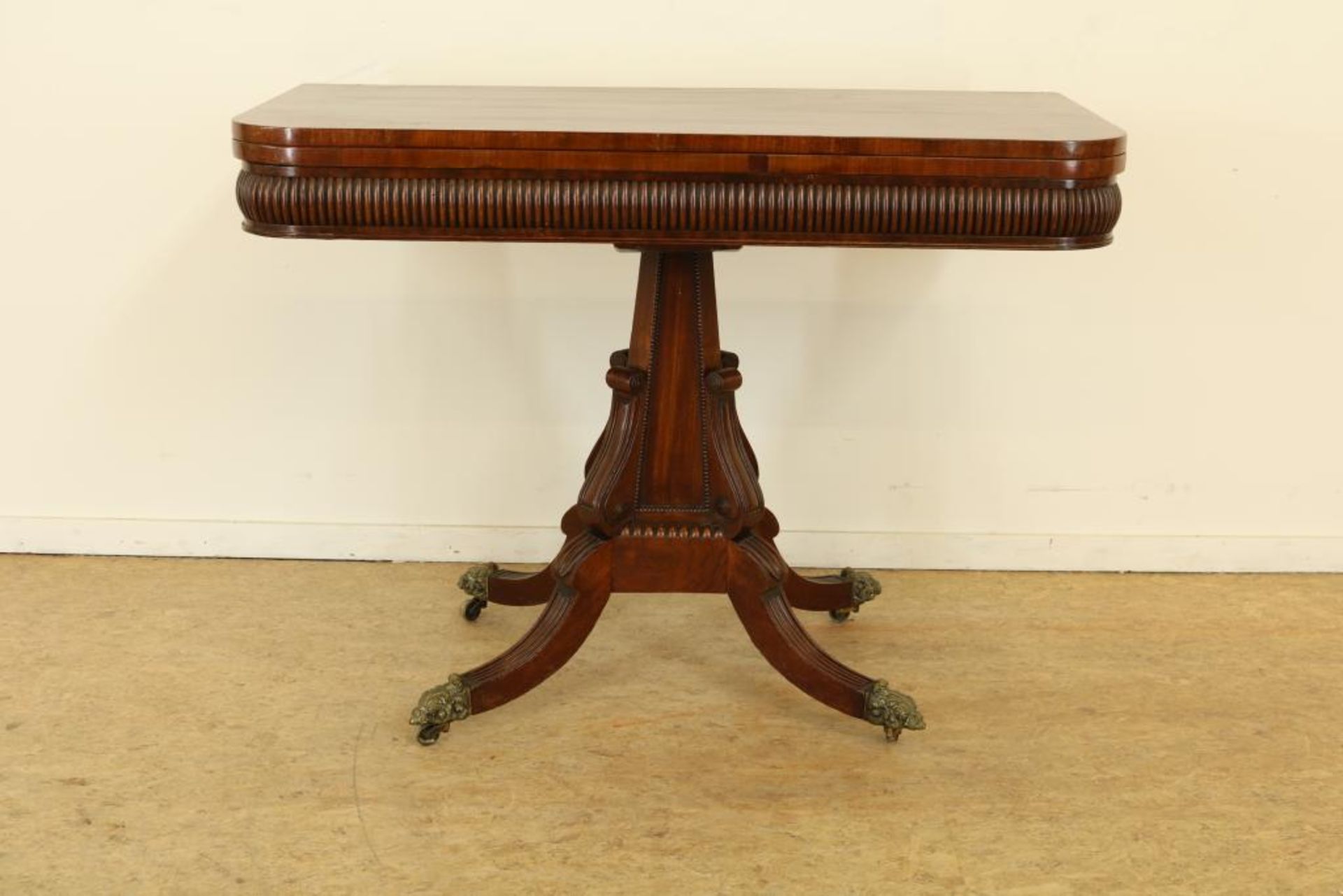 Mahogany wall table, 19th century, h. 74 w. 101 d. 50 cm.Mahonie wandtafel met gestoken knorren