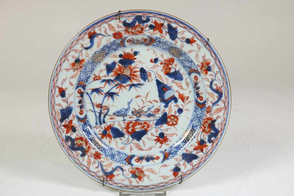 A set of 4 porcelain gold Imari plates, decorated with dugs, flowers and scroll, China 18th century, - Image 2 of 4