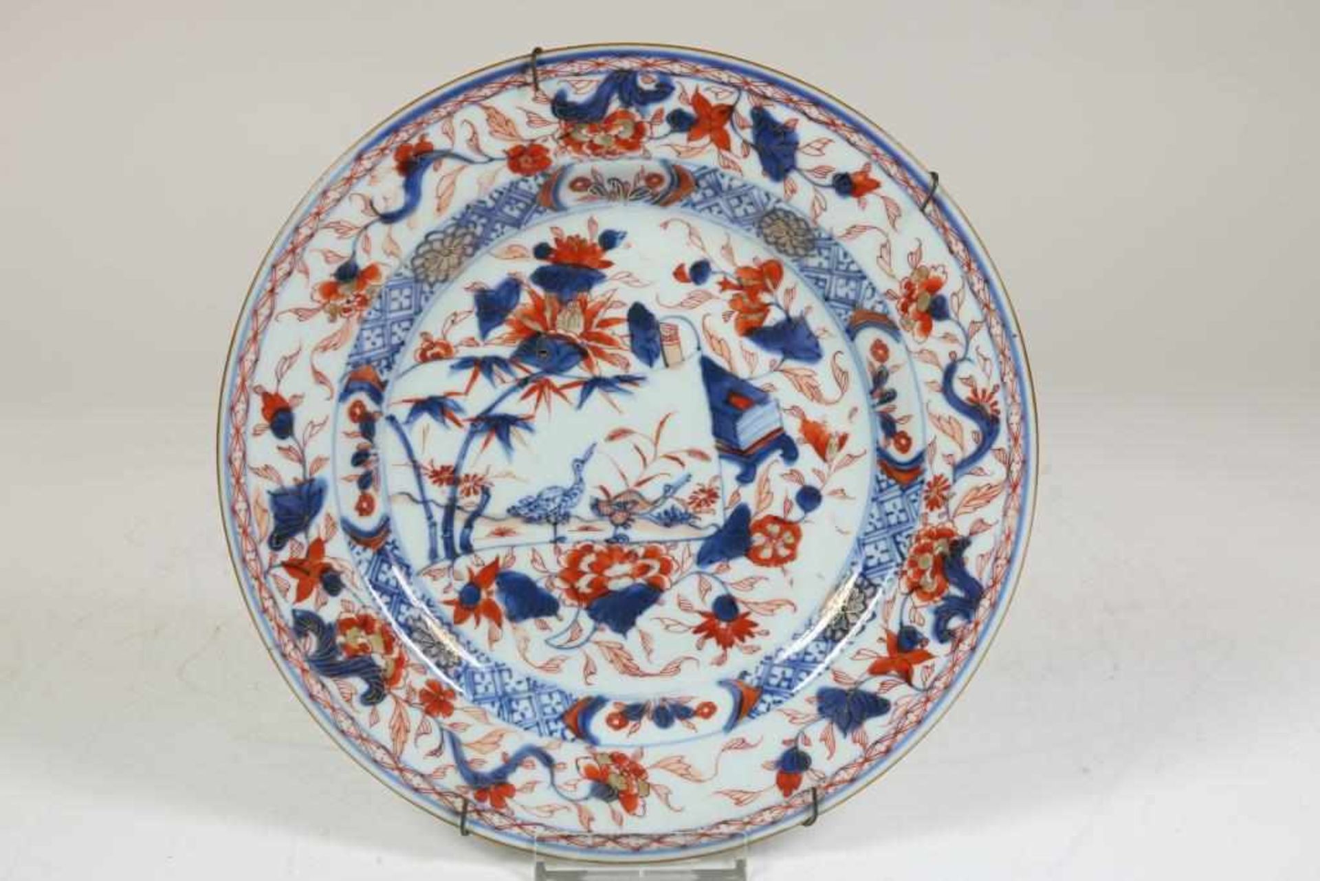 A set of 4 porcelain gold Imari plates, decorated with dugs, flowers and scroll, China 18th century, - Bild 2 aus 4