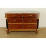 Vruchtenhouten Empire commode met marmeren blad, 3 laden geflaneerd door 2 gezwarte pilaren,