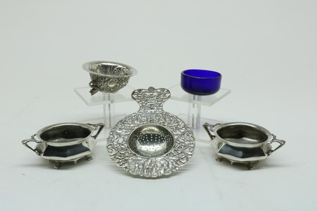 Lot silver, two salts with one liner and a tea strainer with stand, resp 925/000 and 835/000,