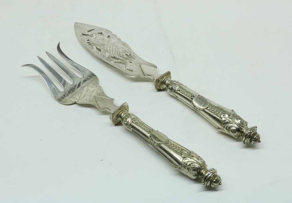 A fish service with silver handles, 19th century, gross w. 254gr, length 29cm.Een visdiencouvert met