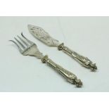 A fish service with silver handles, 19th century, gross w. 254gr, length 29cm.Een visdiencouvert met