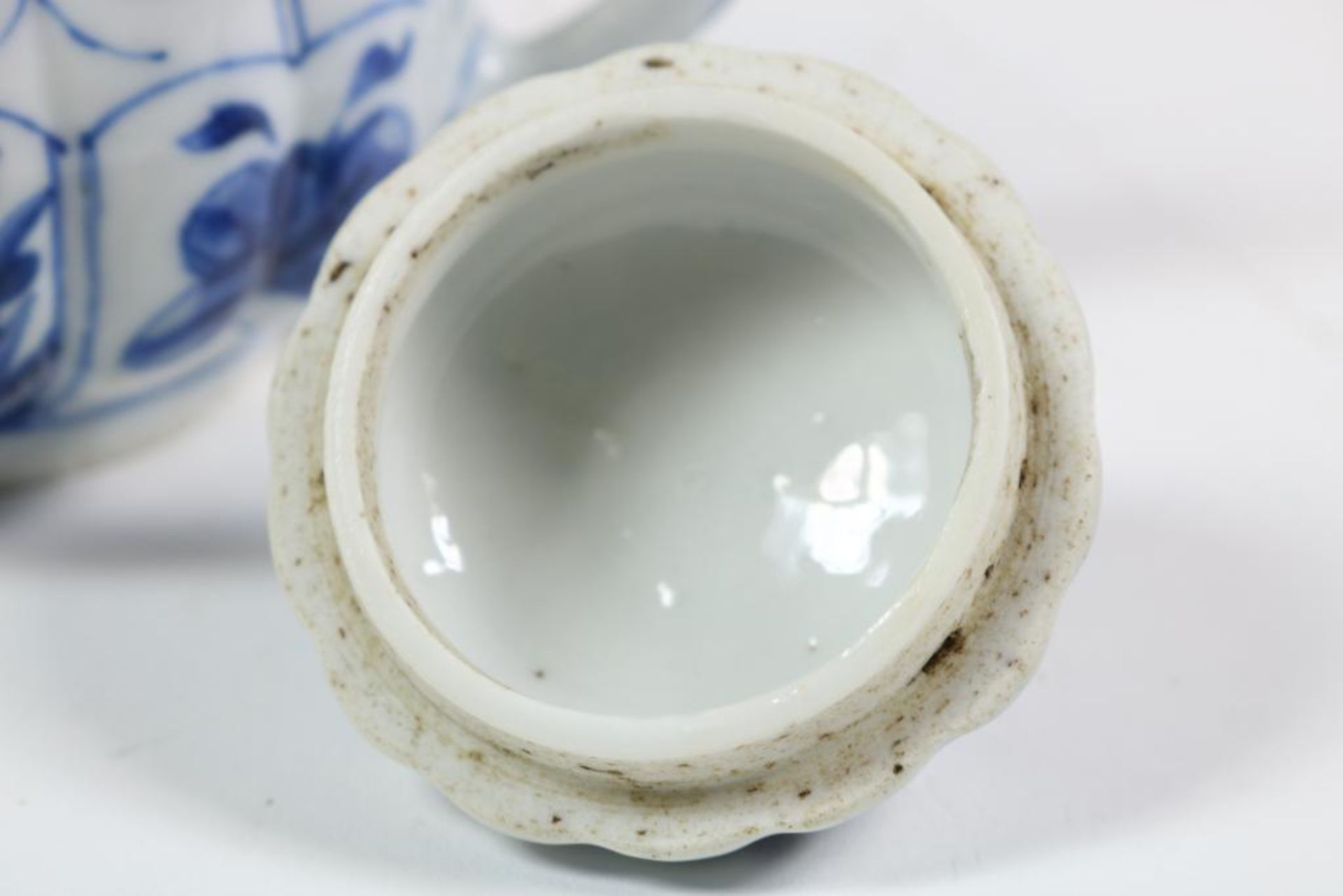 Porcelain Qianlong teapot, China 18th century, h. 10 cm. (chip)Porseleinen Kangxi geribt trekpotje - Bild 4 aus 6
