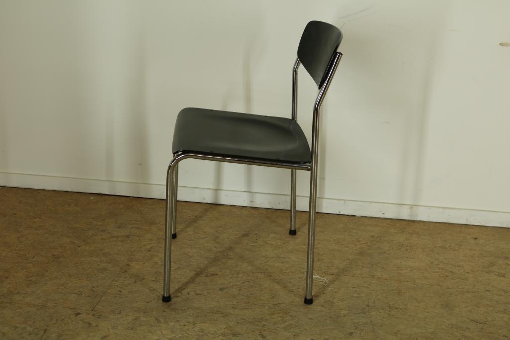 A set of 5 chroom design staple chairsSerie van 5 chromen stapelstoelen met zwarte zitting - Image 3 of 3