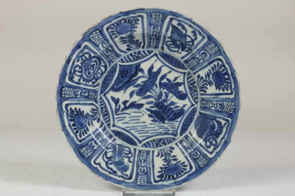 Porcelain Wanli dish, China ca. 1600, diam. 22 cm.Porseleinen Wanli bord met centraal decor van