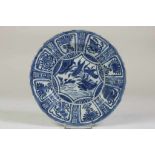 Porcelain Wanli dish, China ca. 1600, diam. 22 cm.Porseleinen Wanli bord met centraal decor van