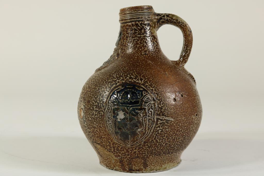 Stoneware bellarmine (beardman) jug, Frechen 17th century, h. 19 cm. (chip)Steengoed baardmankruik - Image 4 of 5
