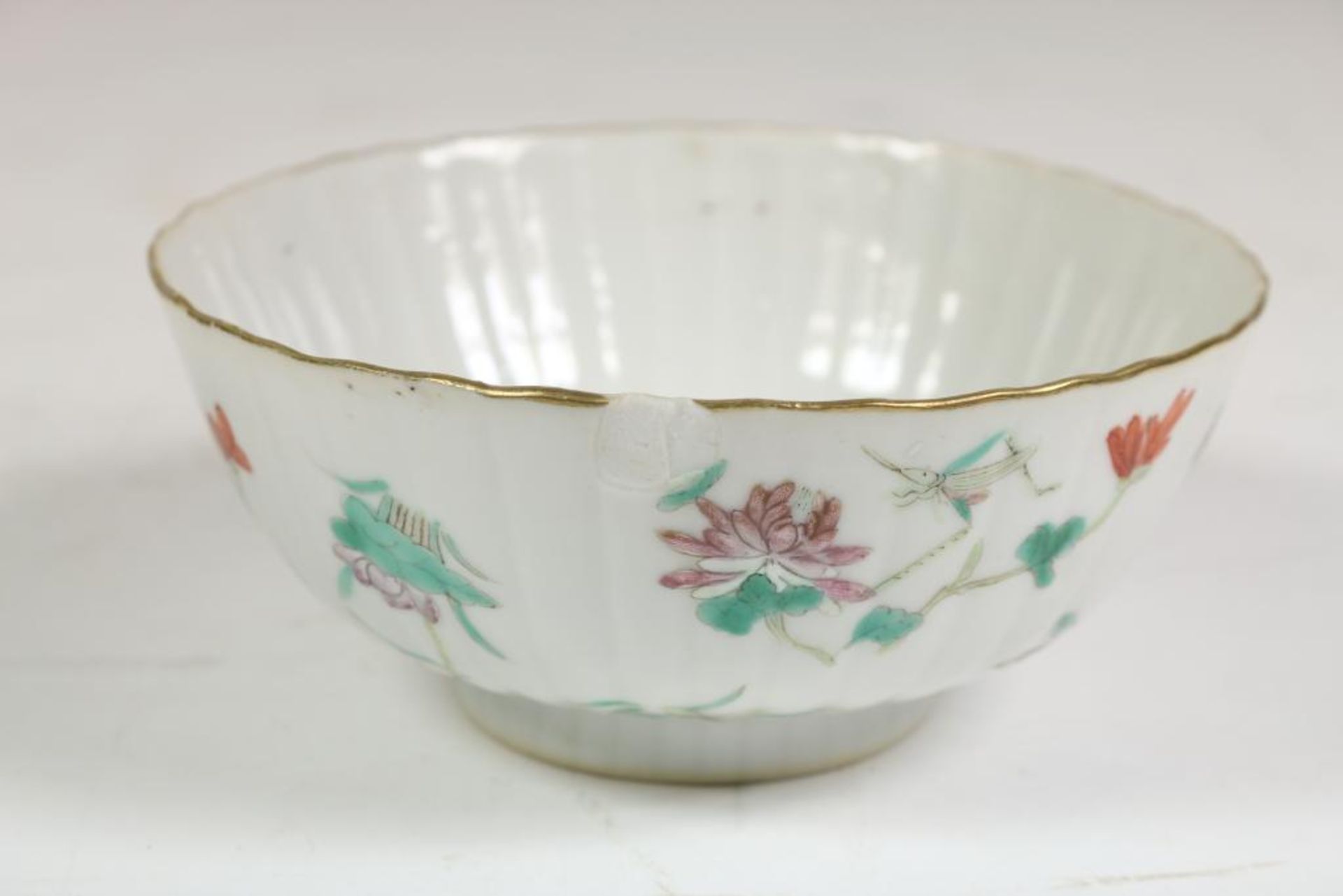 a set of 5 porcelain bowls, China 19th century.Serie van 5 geribde porseleinen kommen met famille - Bild 6 aus 6