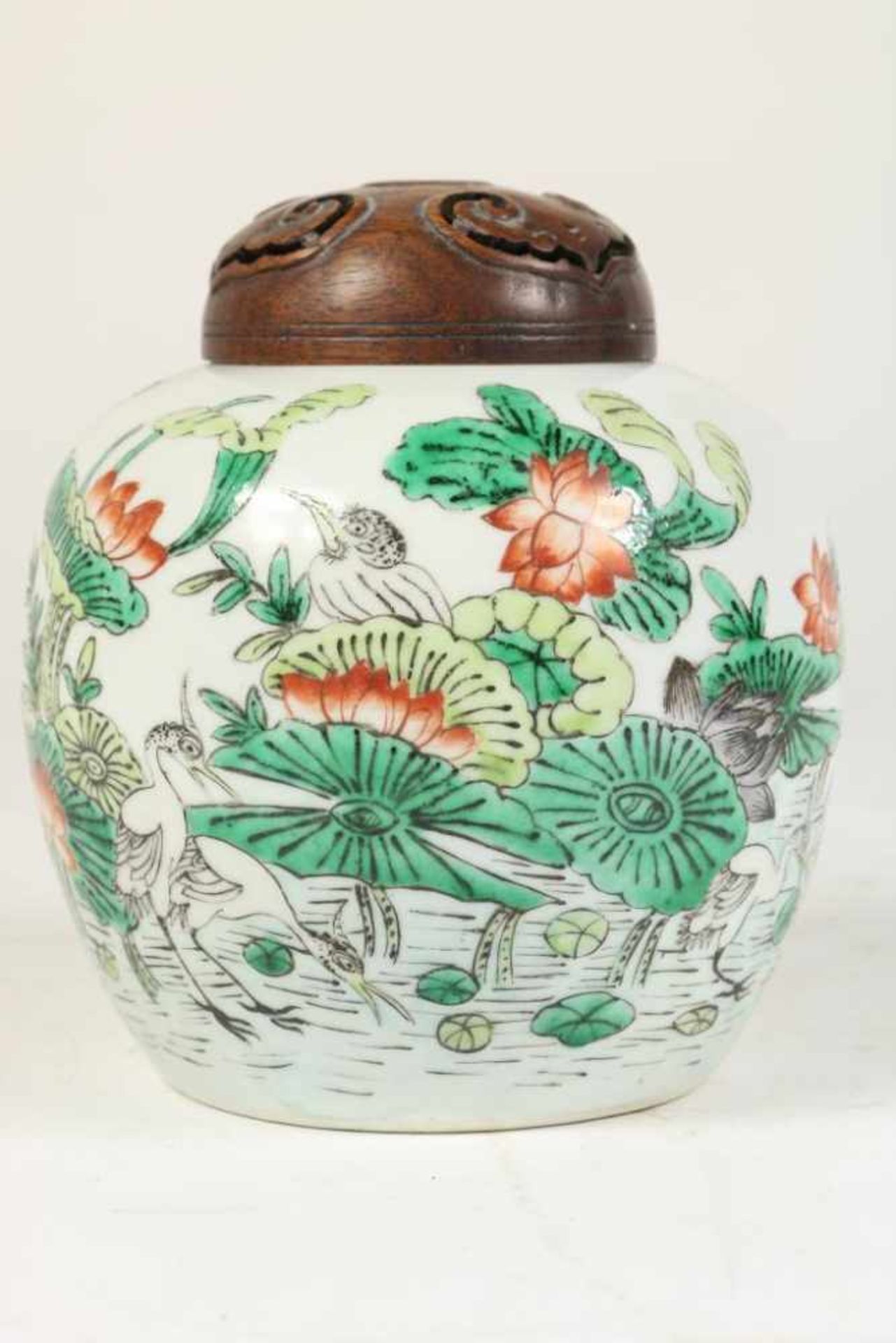 Porseleinen gemberpot met decor van vogels en bloemen en houten deksel, China eind 19e eeuw, h. 15