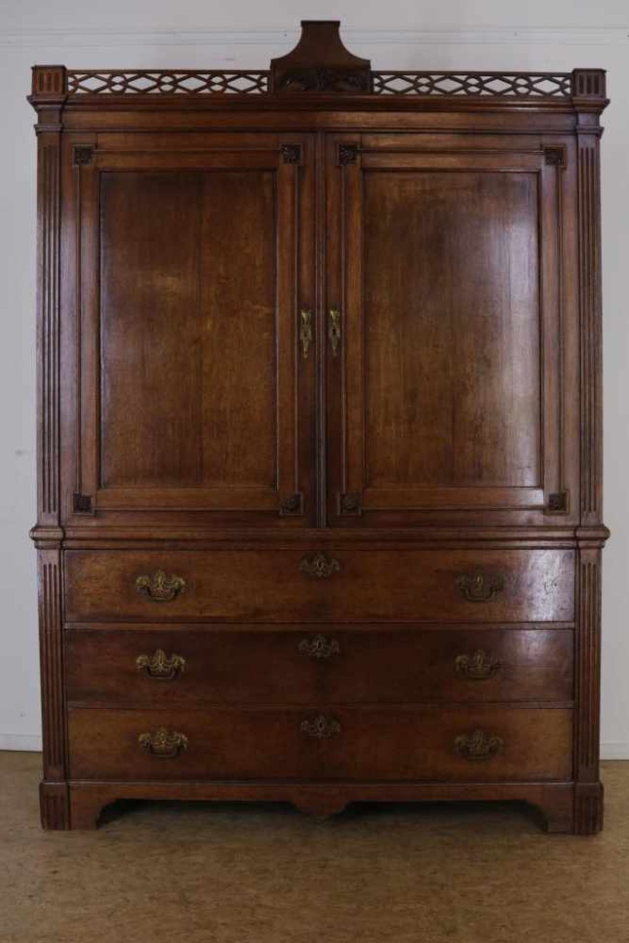 Eiken Louis XVI hekjes kabinet met 2 deuren met gestoken rozetten en onderin 3 laden, Holland ca.