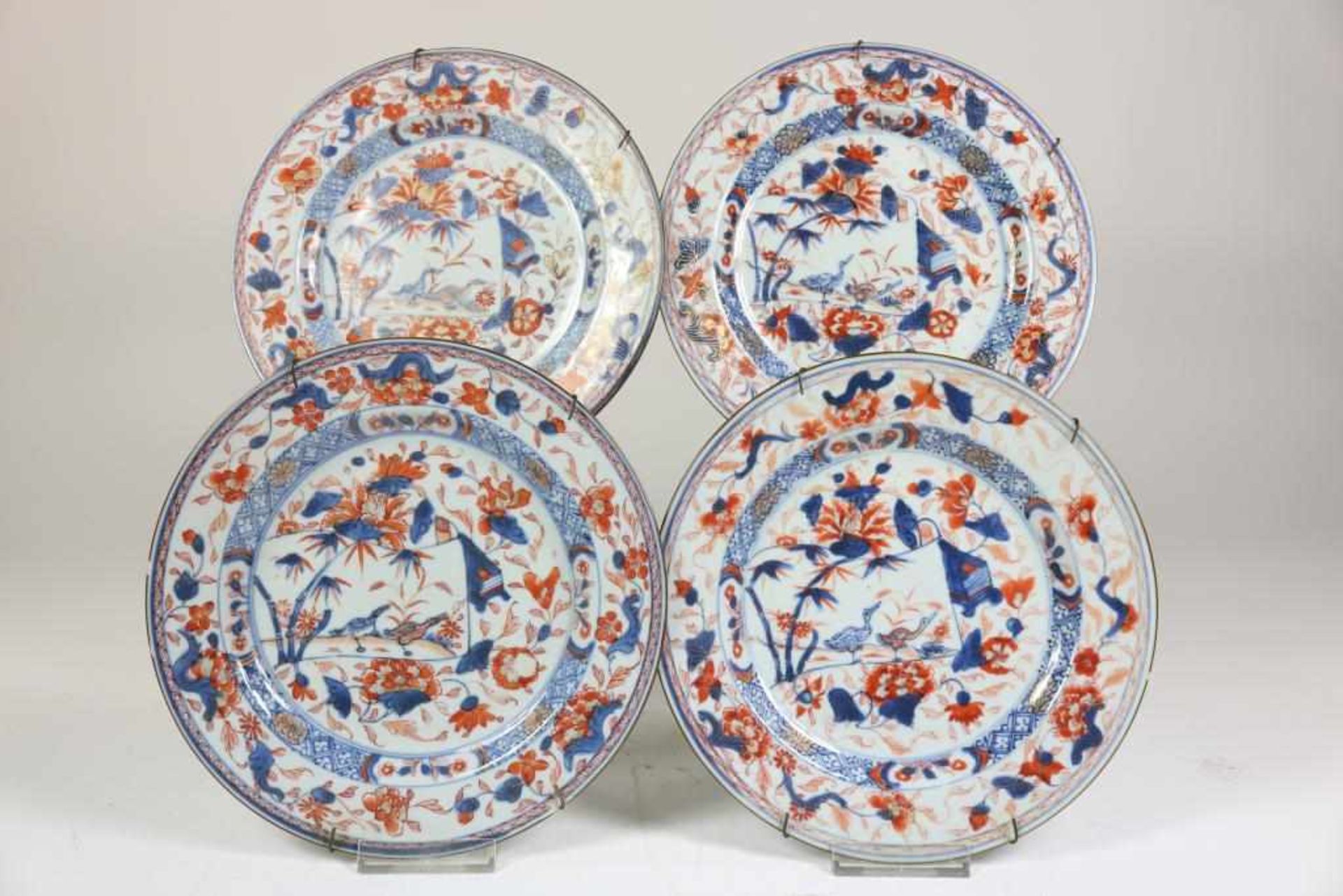 A set of 4 porcelain gold Imari plates, decorated with dugs, flowers and scroll, China 18th century,