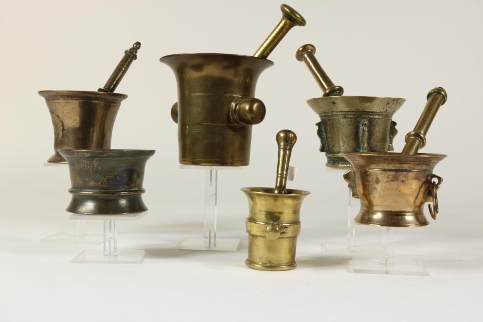A collection of 6 mortarsLot bestaande uit 6 koperen vijzels met 5 stampers, w.o. geel koper, w.o.