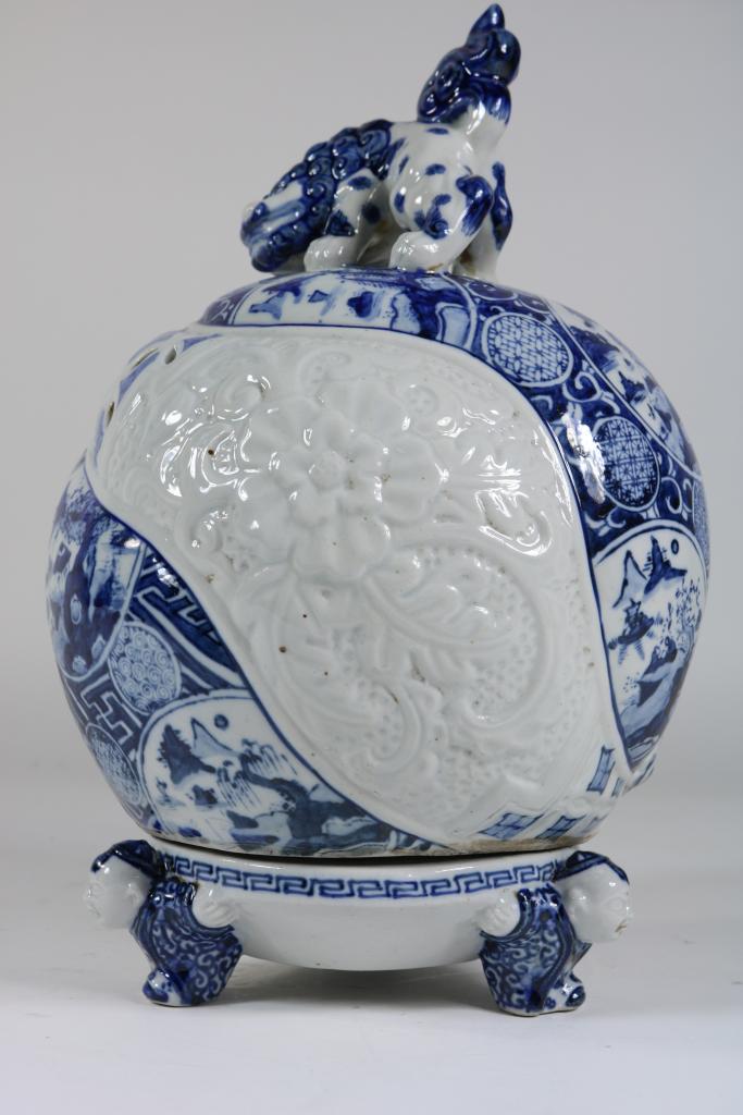 Porcelain koro (Incense Burner) with Foo-dog, Japan 20th century, h. 33 cm.Porseleinen - Image 2 of 6