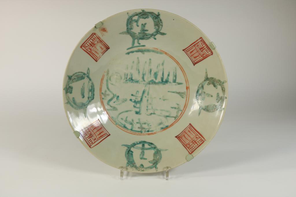 Porcelain Swatow Wucai charger, China Ming Period, diam. 37 cm.Porseleinen Swatow schotel met