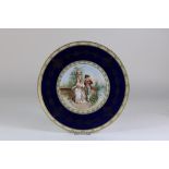 a porcelain plate in blau, Royal Vienna mark, diam. 34 cm.Kobaltblauw porseleinen wandbord met decor