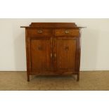 Eiken buffet met opstand met 2 laden en 2 paneeldeuren, ca. 1900, h. 108, br. 110, d. 45 cm.