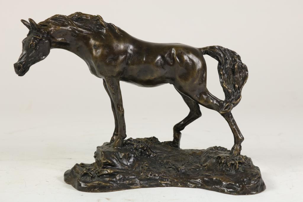 Gepatineerde bronzen sculptuur van hengst, h. 17 cm.