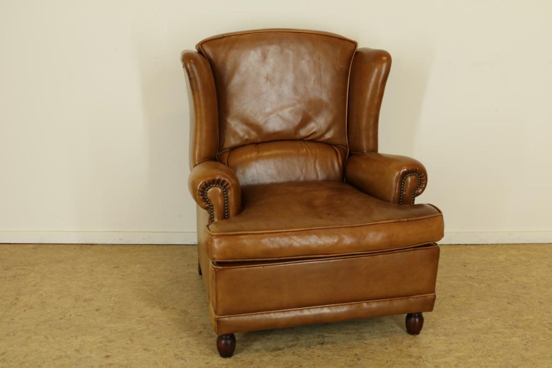 Chair with brown leatherOorfauteuil bekleed met bruin leer