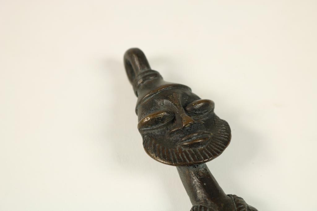 Two Nigerian cast brass Edan staff heads of the Yoruba people, h. 22 cm.Stel bronzen Edan stafjes - Image 2 of 6