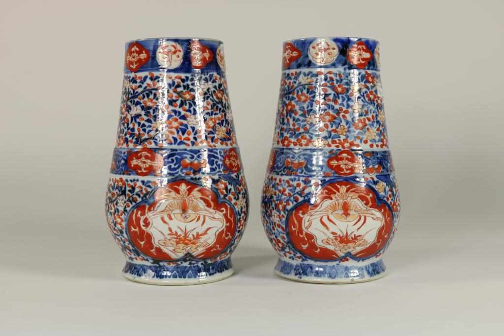 Pair of porcelain vases with imari decor, Japan Meiji-period (1868-1913), h. 25 cm.Stel - Image 3 of 5