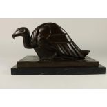 Bronse sculpture of vulture, signed, h. 23 cm.Bronzen beeld van aasgier op marmeren voet, met