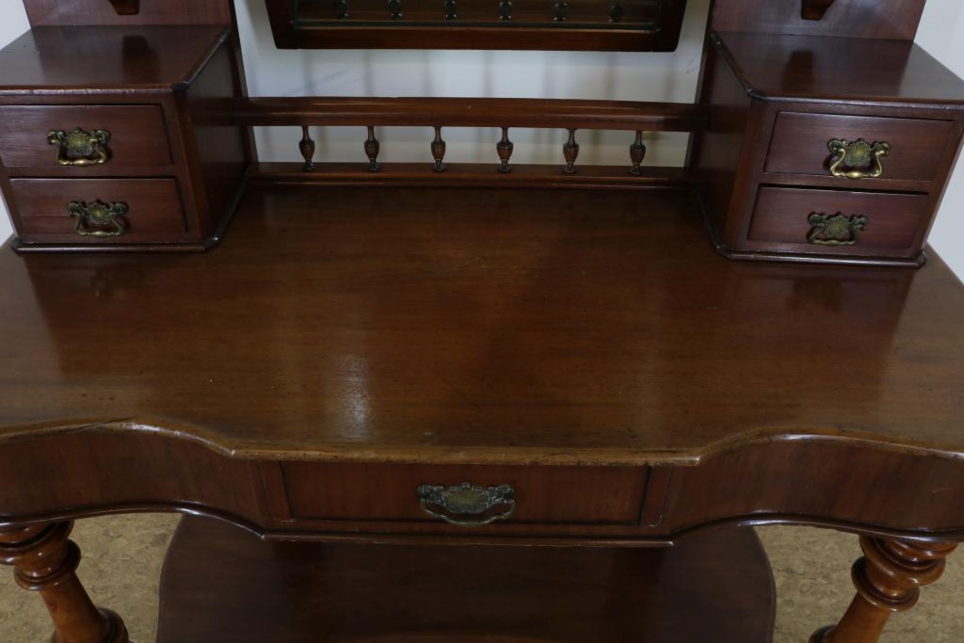 Mahogany Victorian toillettable with mirrorupstand and 5 diverse drawers, England ca. 1880, h. - Bild 2 aus 4