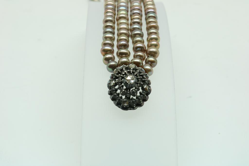 A pearl bracelet with 19th century lock set with diamonds and a pearl necklace, gross w. 130gr, - Image 2 of 4