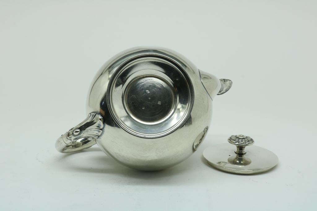 A silver tea service with beaded edge, Dutch, mm Van Kempen, Voorschoten, dl 1880, 835/000, gross w. - Image 3 of 7