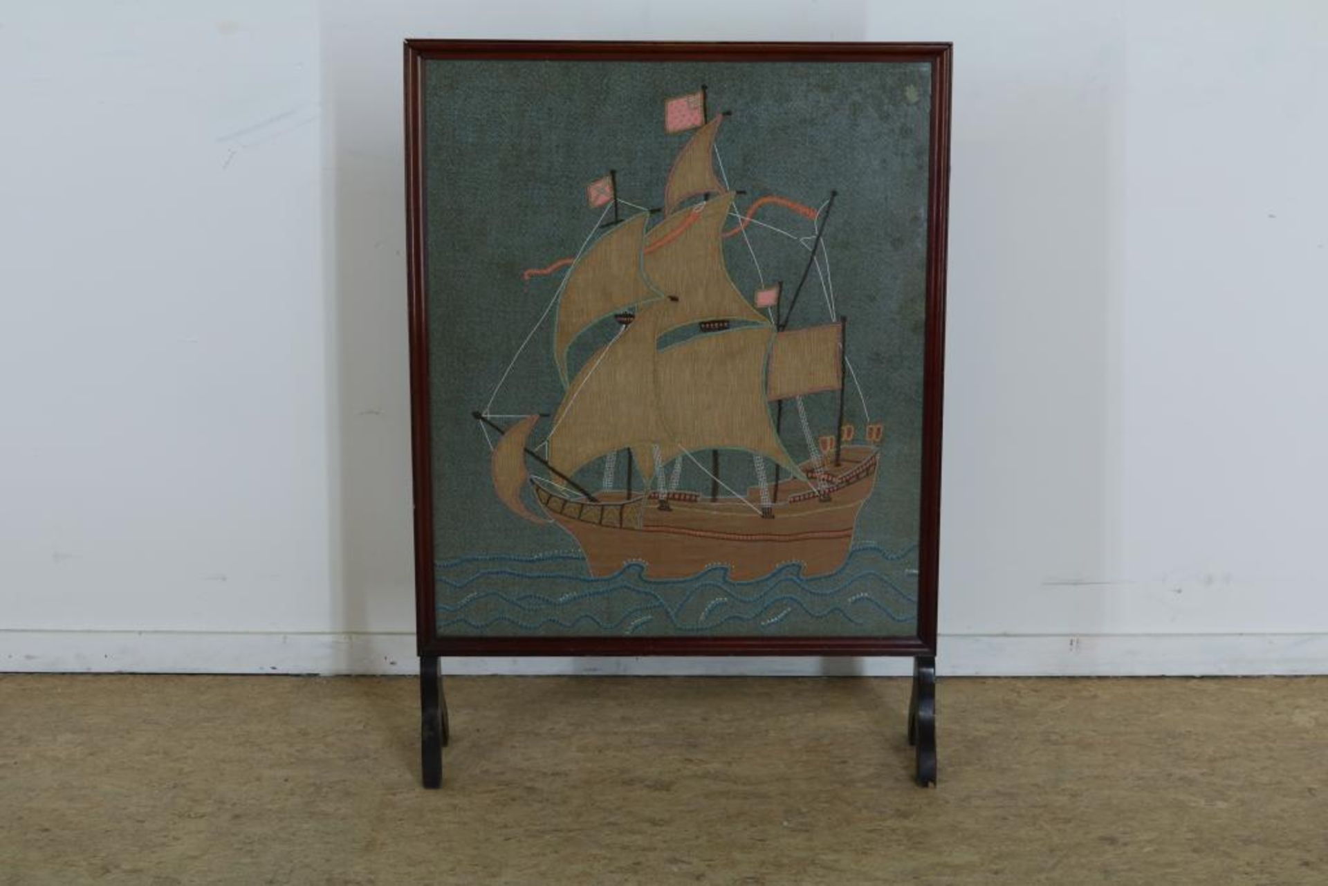 Mahonie haardscherm met geborduurde decoratie van zeilschip, h. 86 cm.