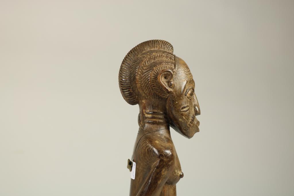 Lot of a female and a man sculpture, Afrika, h. 25 and 39 cm.Lot van een vrouwen en mannenfiguur - Image 4 of 9