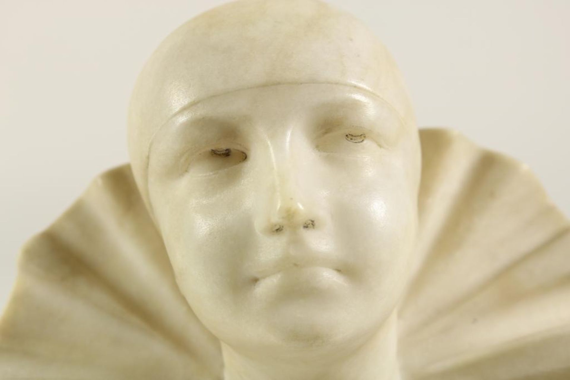 Albasten Art Deco buste van pierrot op marmeren voet, ges. A. Gentili, h. 24 cm. - Bild 4 aus 4