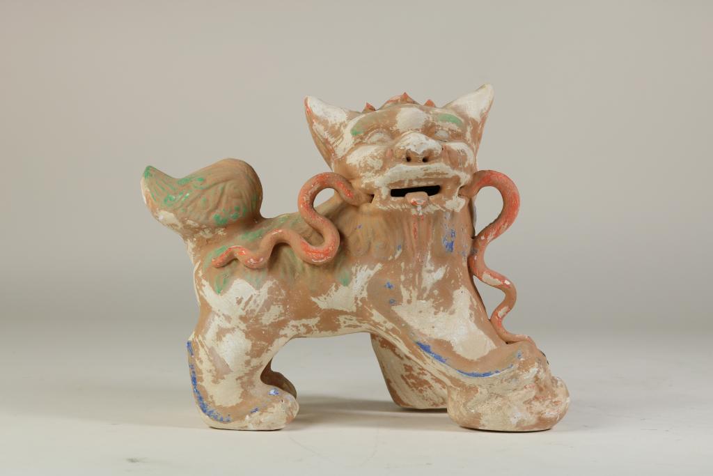 Polychroom terracotta sculptuur van Foo-hond, China 20e eeuw h. 24 cm.