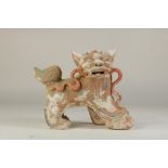 Polychroom terracotta sculptuur van Foo-hond, China 20e eeuw h. 24 cm.