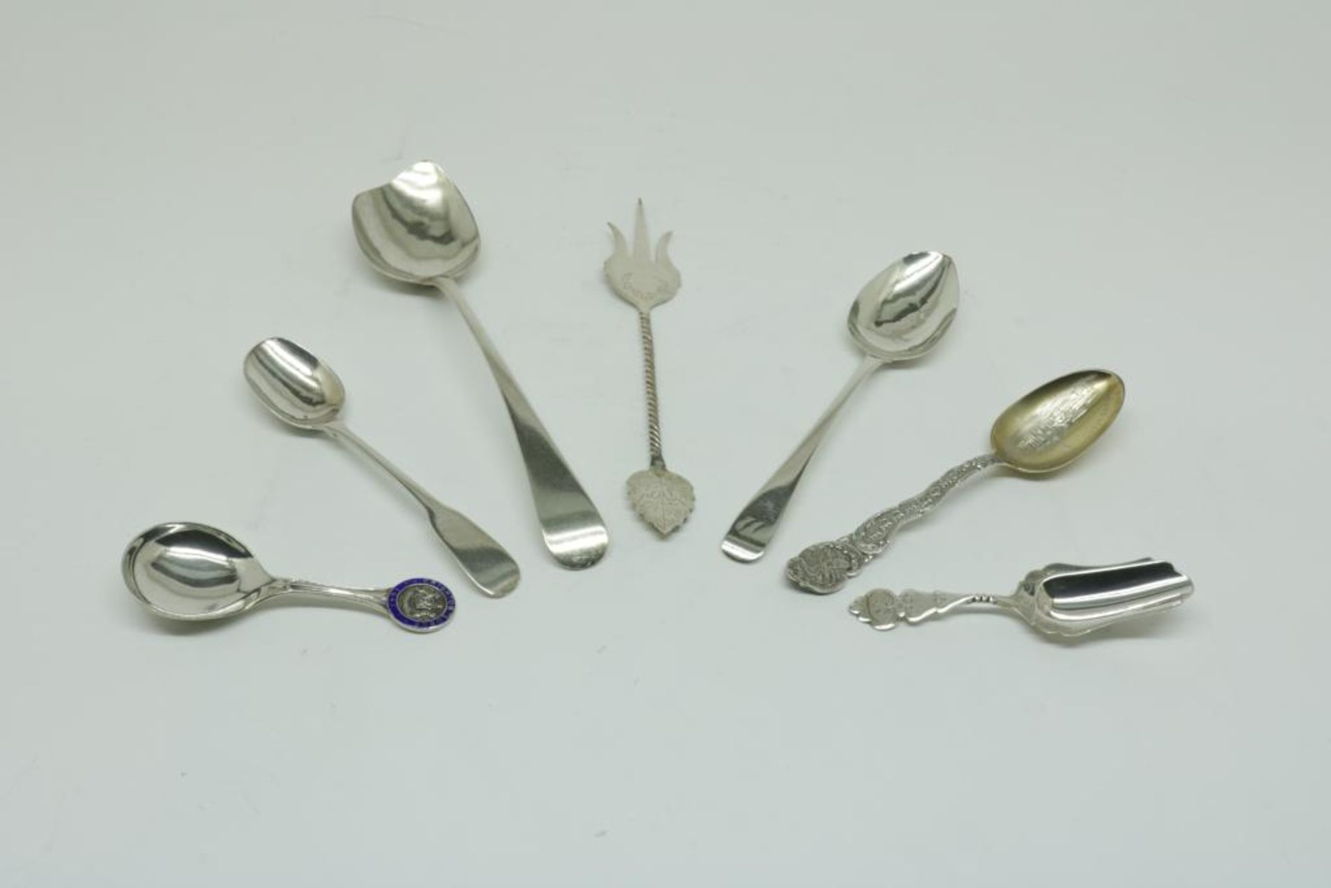 Lot div. silver cuttlery, mostly 835/000, gross w. 169gr.Lot div. zilveren schepwerk, div. kwal,