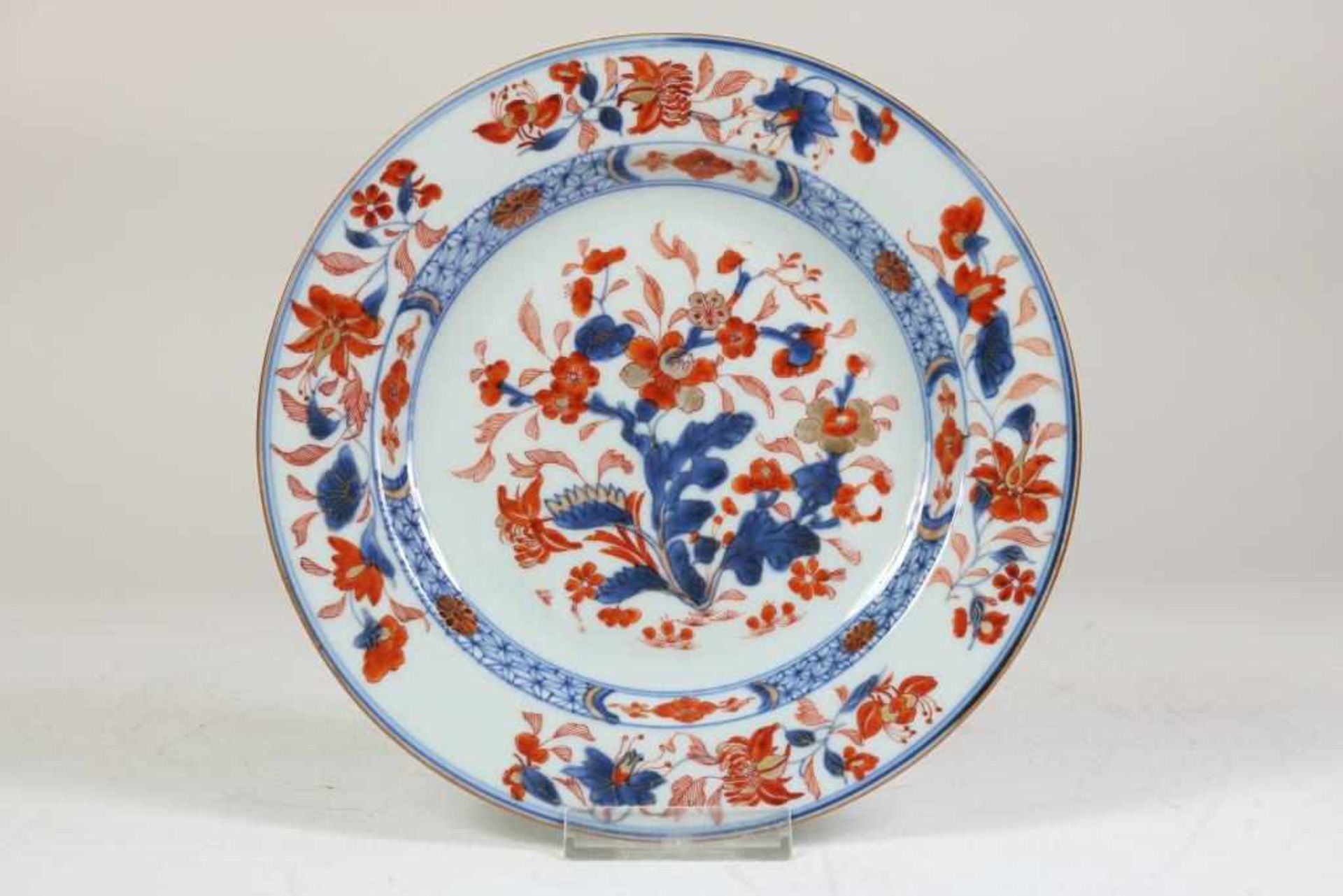 Lot van een porseleinen Qianlong bord met Imari decor, diam. 23 cm. (haarlijn), porseleinen Qianlong - Bild 4 aus 7