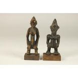 Lot of 2 wooden Senufo sculptures, Tugubele, Mali, h. 15 cm.Lot van 2 Senufo staand antropomorfe