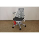 Grey and creme Sayl desk chair, Herman MillerGrijs met creme Sayl bureaustoel met grijze stoffen