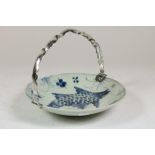 Porcelain dish with koi carp en silver handle, 19th century, diam. 25 cm.Porseleinen bord met