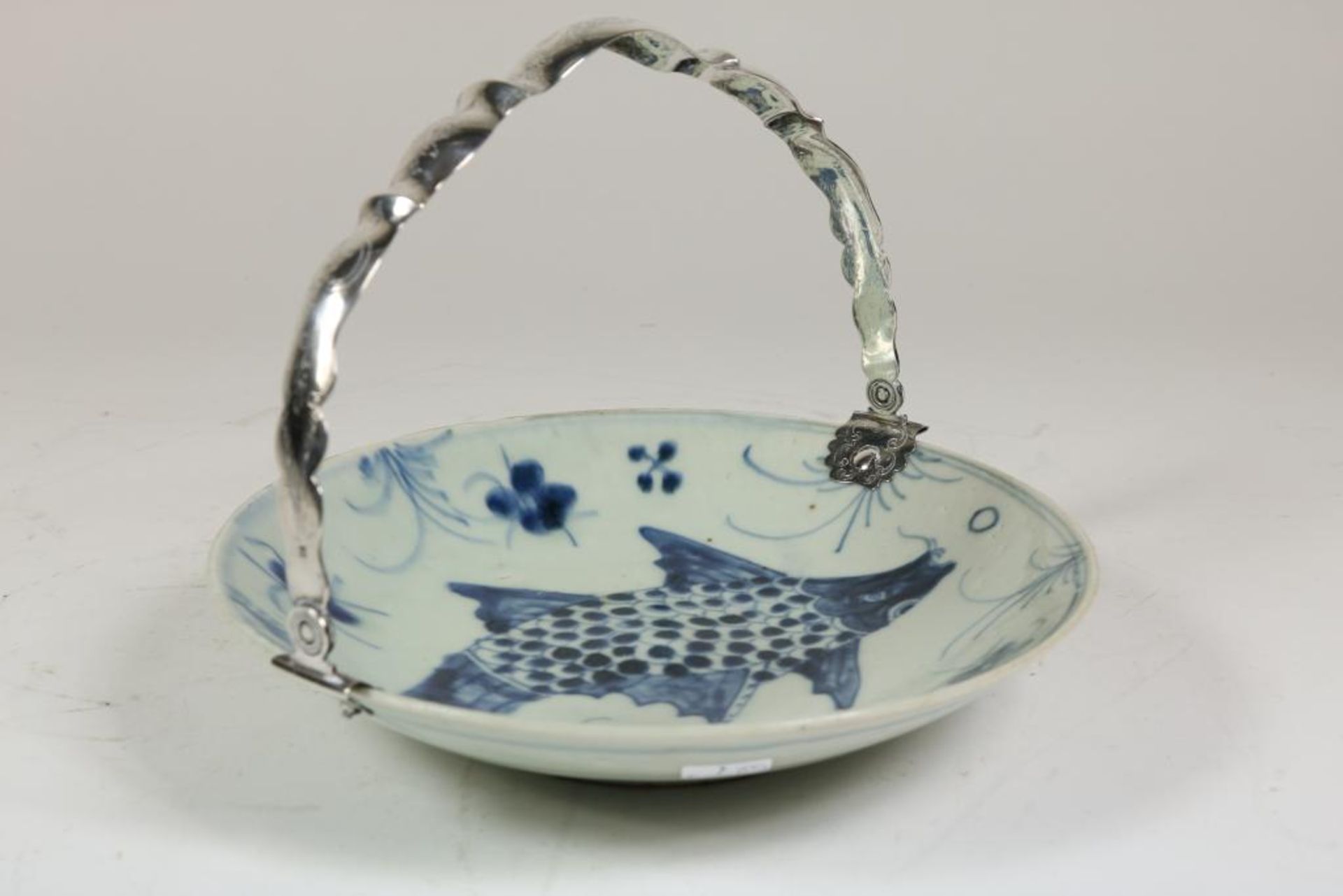 Porcelain dish with koi carp en silver handle, 19th century, diam. 25 cm.Porseleinen bord met