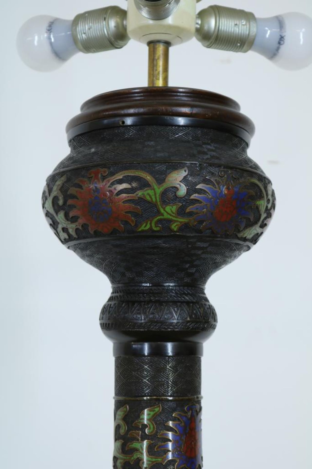 bronze and cloisonné floor lamp, ca 1900.Bronzen cloisonne staande schemerlamp, China ca. 1900, h. - Bild 2 aus 4