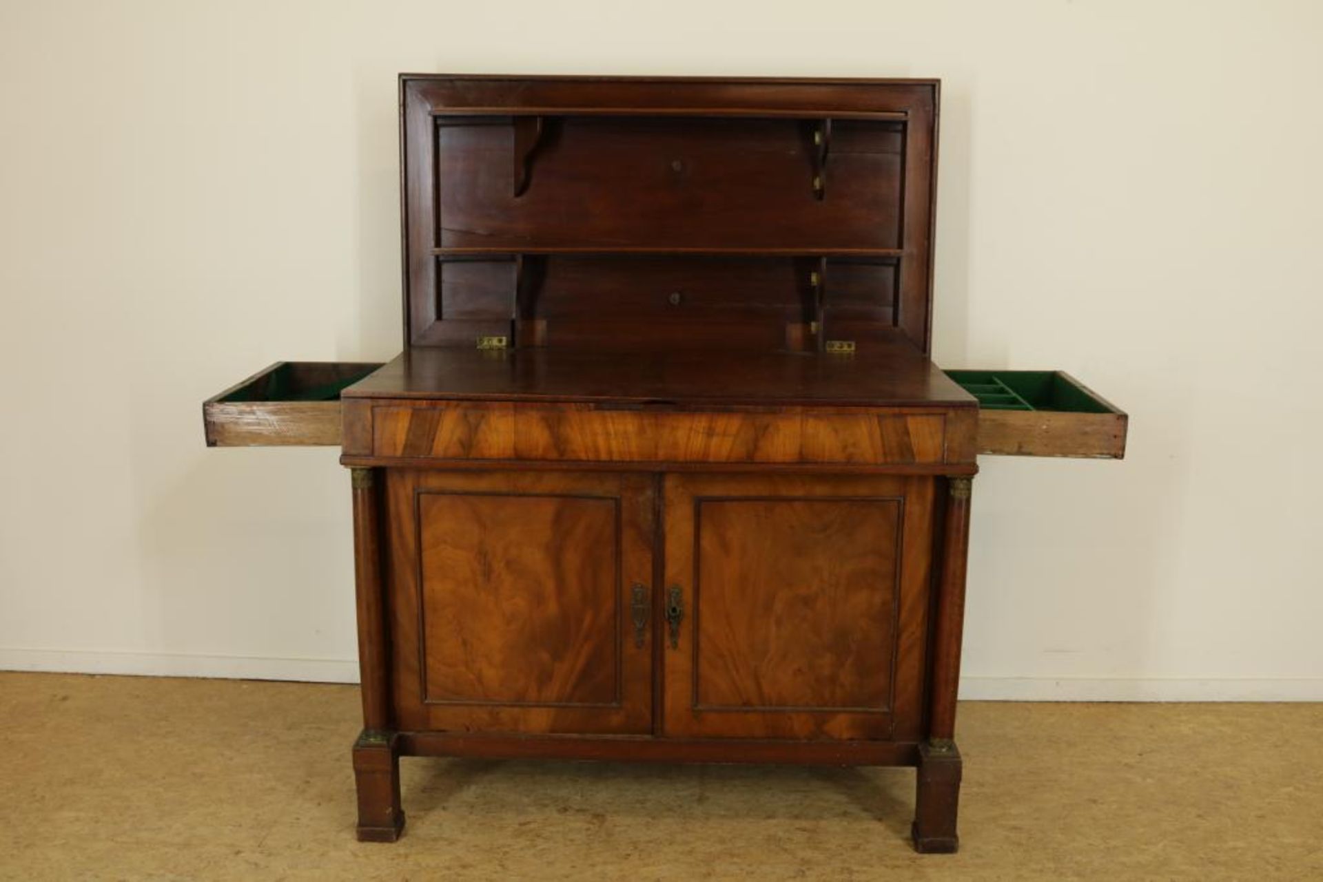 Mahonie Empire klapbuffet met 2 paneeldeuren geflankeerd door pilaren, 19e eeuw, h. 95 br. 117 d. 61 - Bild 4 aus 6